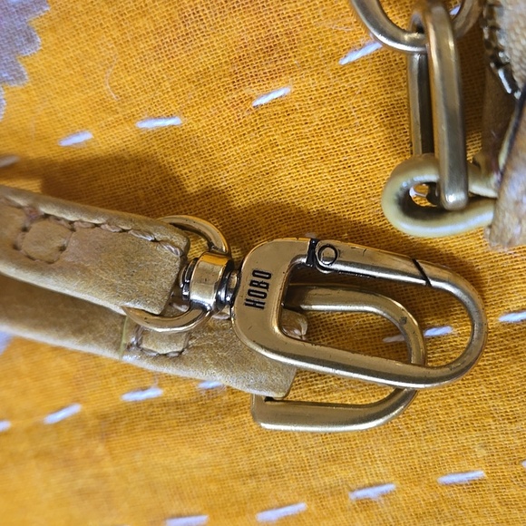 HOBO Darcy Convertible Wristlet - Picture 3 of 16